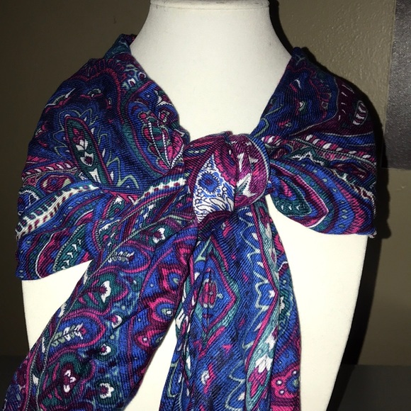 Liz Claiborne scarf. - Picture 1 of 4